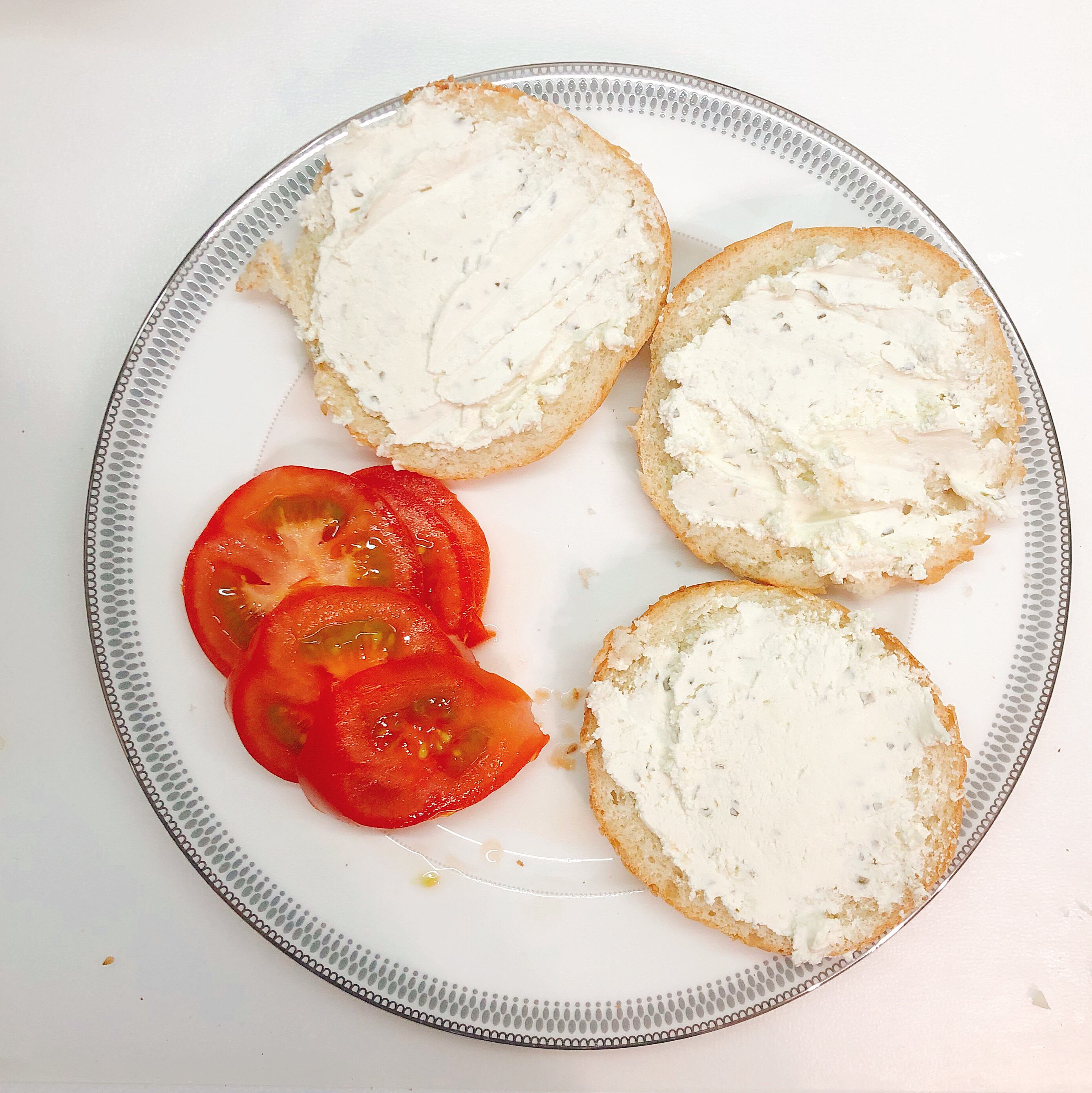 Buns with smeared sauce and tomato circles