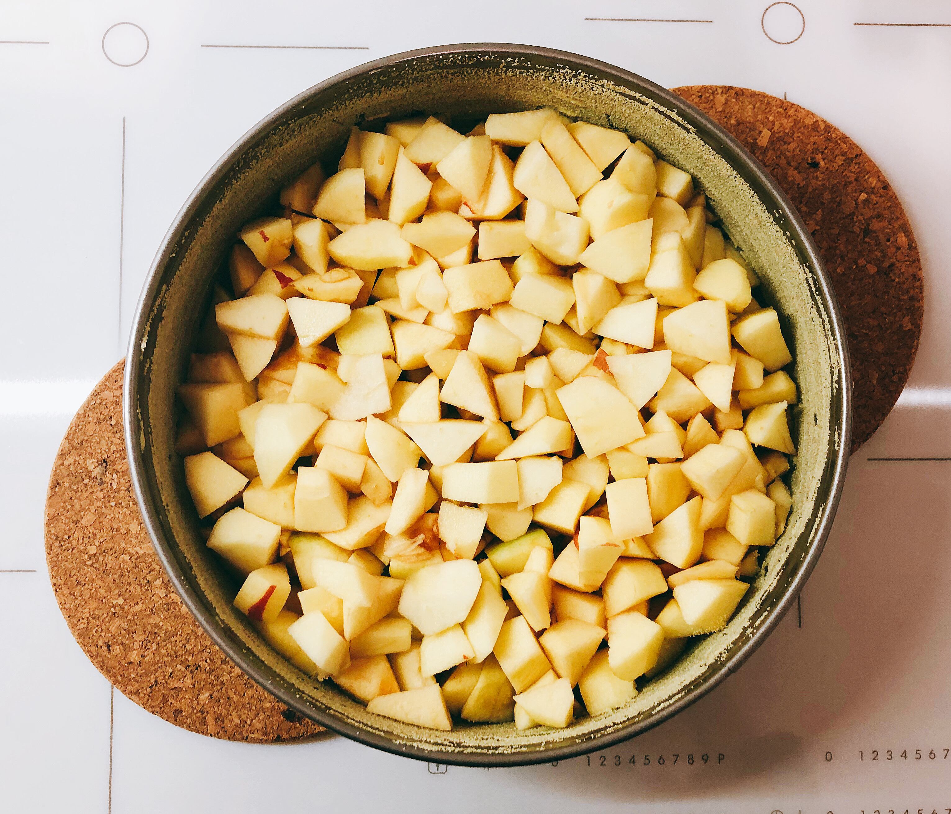 Apple slices in the baking dish