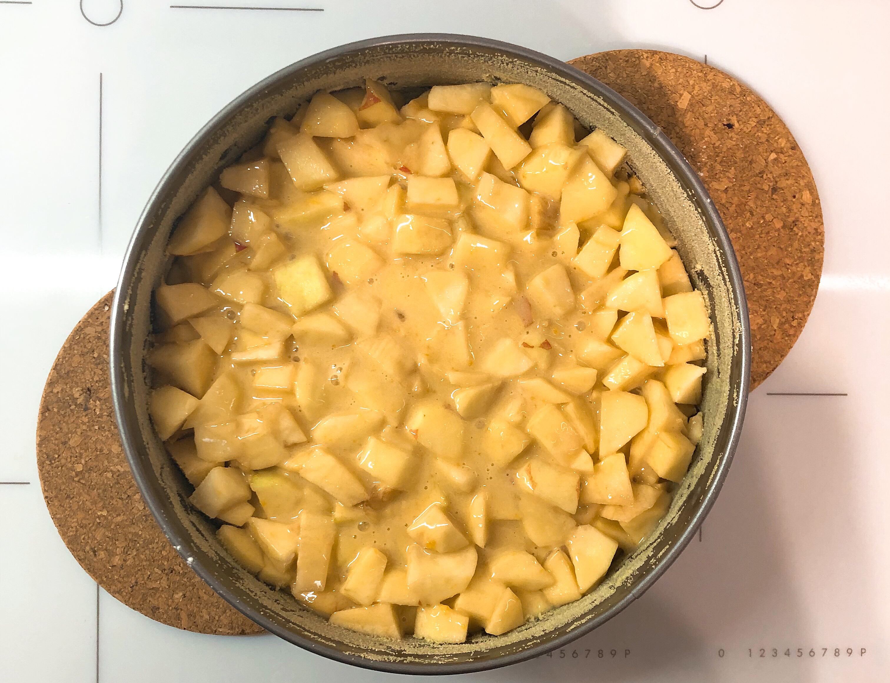 Apple slices and dough in the baking dish