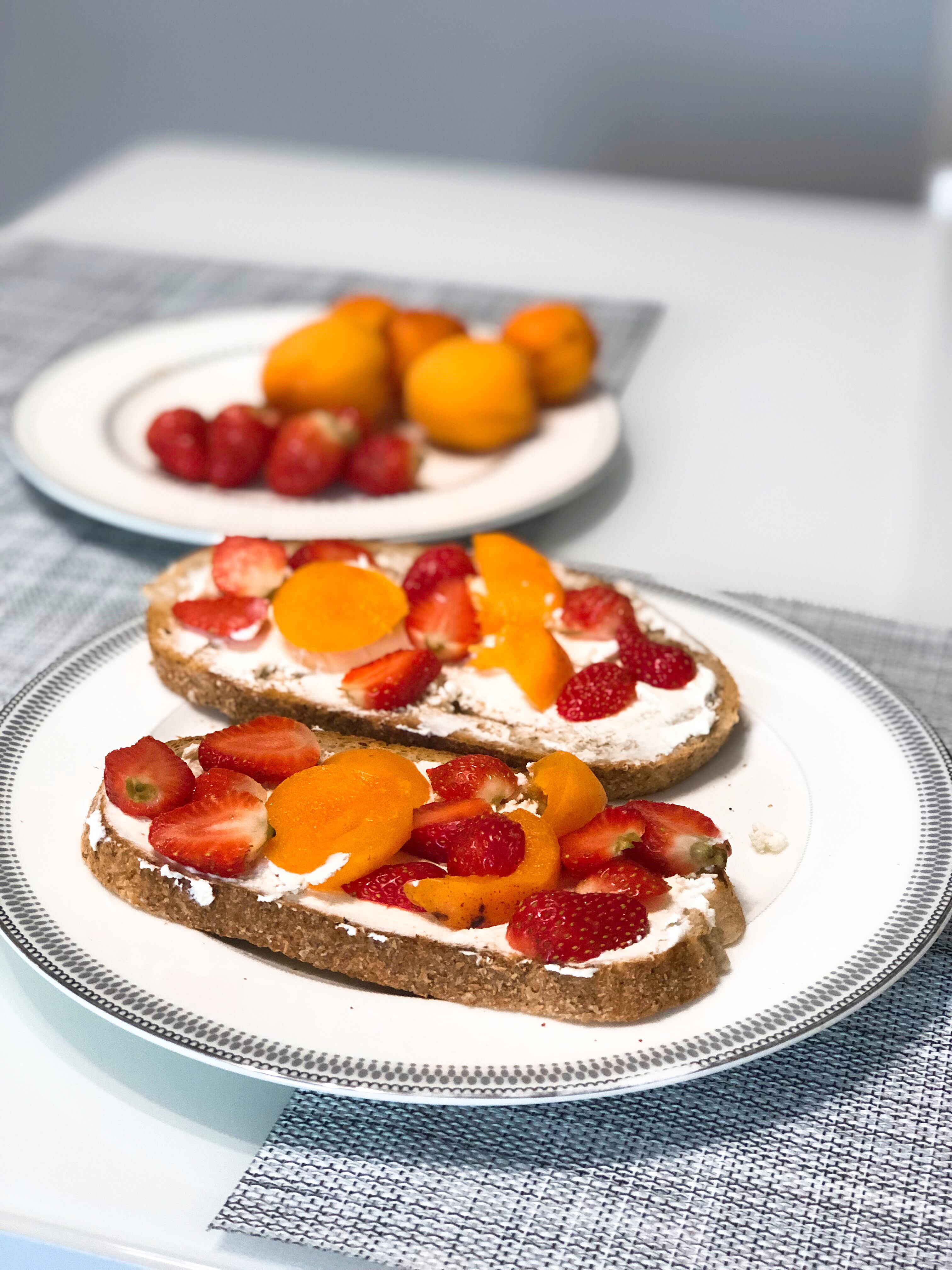 toast with cream cheese and fruits recipe