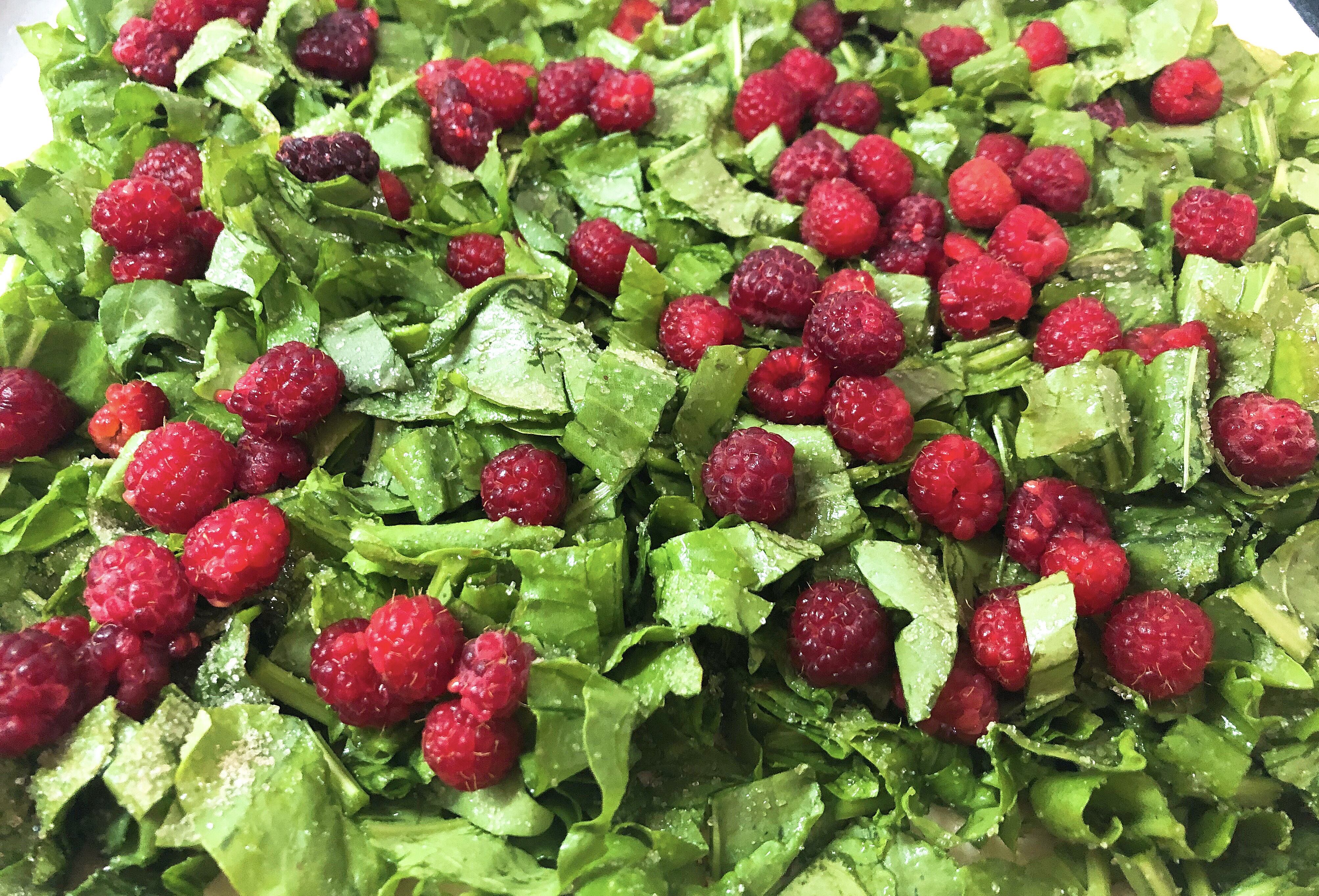 Filling for pie - sorrel, raspberries and sugar